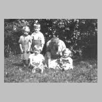 107-0037 Frau Holstein mit ihren Kindern Bruno und Dorothea und den beiden Tobe Kindern, Fritz und Gertrud.jpg
